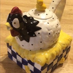 Vintage hen with chicks teapot